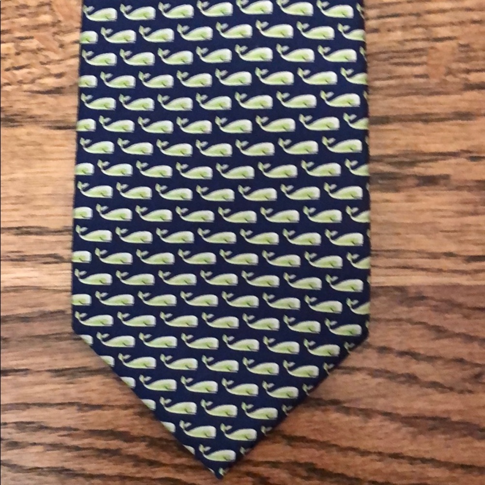 Vineyard vines replica Tie; blue with green whales